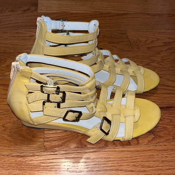 Ladies yellow gladiator style MICHAEL ANTONIO SANDALS yellow sz 9 - Picture 1 of 5